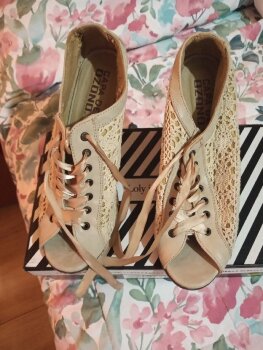 Botines de tacón Capa de Ozono beige de mujer - GoTrendier