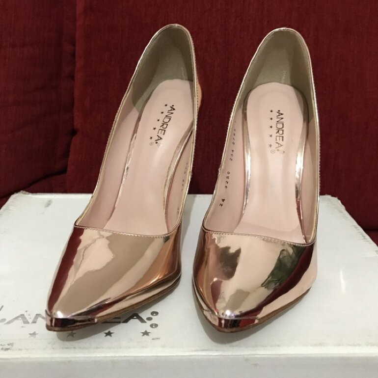 Zapatillas metalicas oro rosa de Andrea de segunda mano - GoTrendier