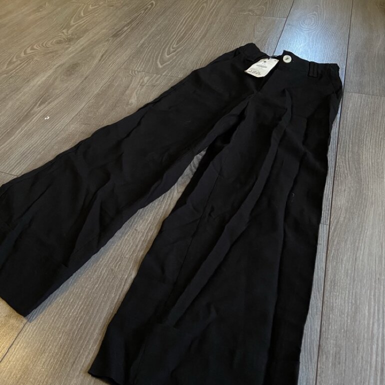 Pantalon flojo negro de Bershka de segunda mano - GoTrendier
