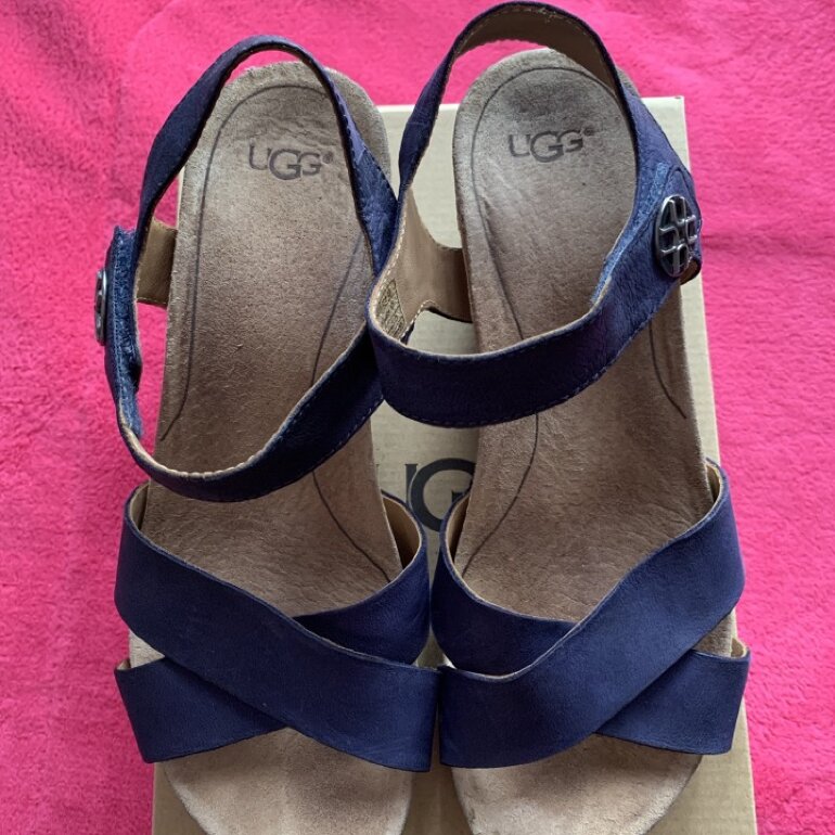 Sandalias UGG azul marino de UGG Australia de segunda mano - GoTrendier