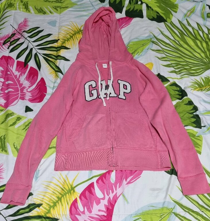 Sudadera rosa con letras de brillitos de GAP de segunda mano - GoTrendier