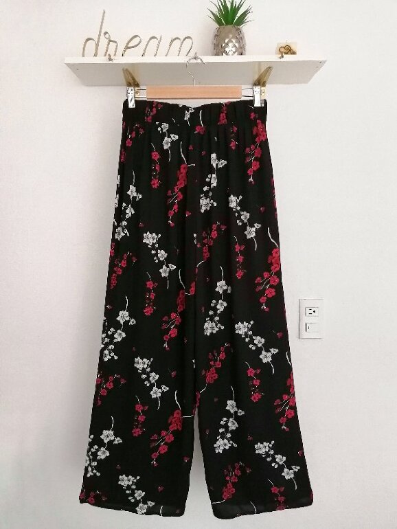 Pantalón palazzo con flores de C\u0026amp;A de segunda mano - GoTrendier