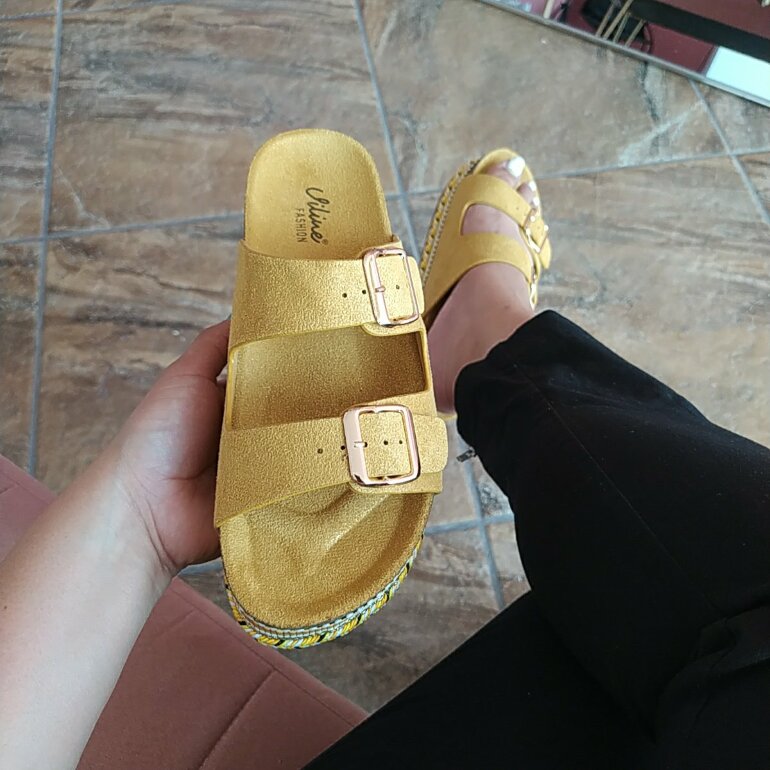 Sandalias cómodas color amarillo 💛 de Otras marcas de segunda mano -  GoTrendier