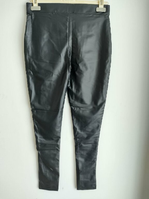 Leggings efecto piel Pull \u0026amp; Bear de segunda mano - GoTrendier