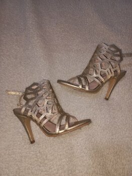 Zapatillas Andrea doradas de segunda mano - GoTrendier