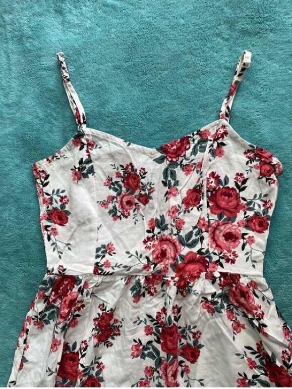 Vestido blanco de flores rojas H&M de segunda mano GoTrendier
