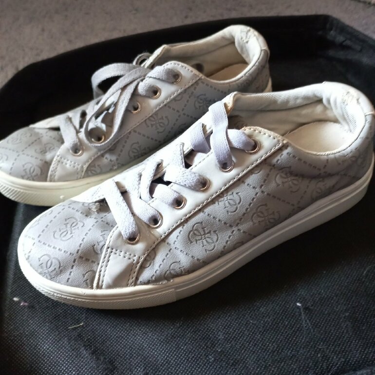 Tenis guess grises de segunda mano - GoTrendier