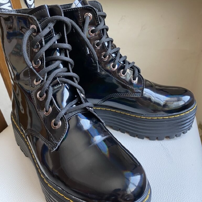 Botas estilo militares holográficas de Andrea de segunda mano - GoTrendier