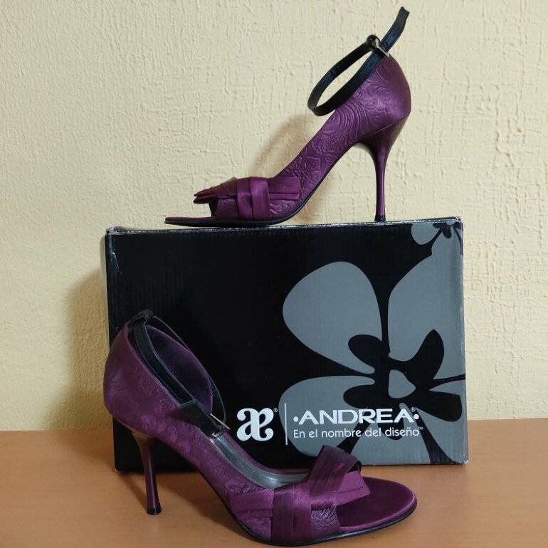 Zapatillas Moradas con correa de Andrea de segunda mano - GoTrendier