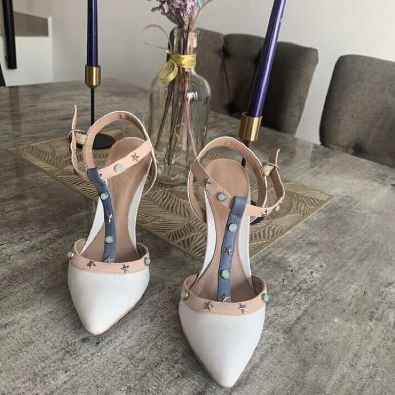 Zapatillas estoperoles de estrellas de Andrea de segunda mano - GoTrendier