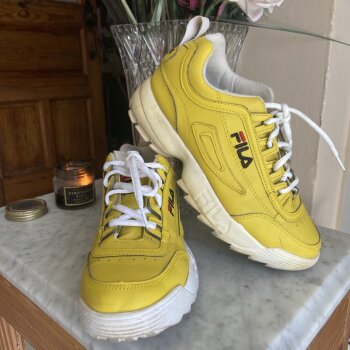 Tenis casuales Fila amarillos de segunda mano - GoTrendier