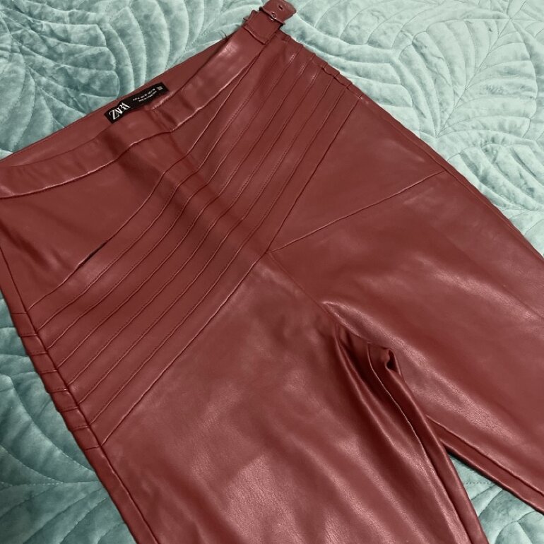 Leggings vinipiel vino de Zara de segunda mano - GoTrendier