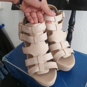Tacones plataforma beige de Lady Paulina de segunda mano - GoTrendier
