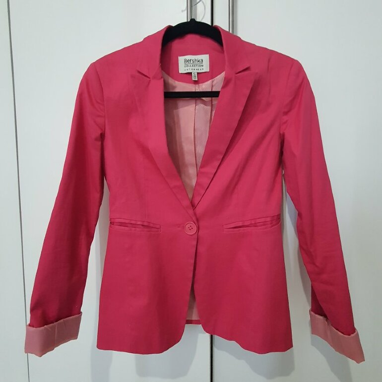 Blazer rosa mexicano de Bershka de segunda mano - GoTrendier
