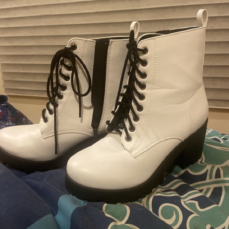 Botas con tacón bajo blancas de Shein de segunda mano - GoTrendier