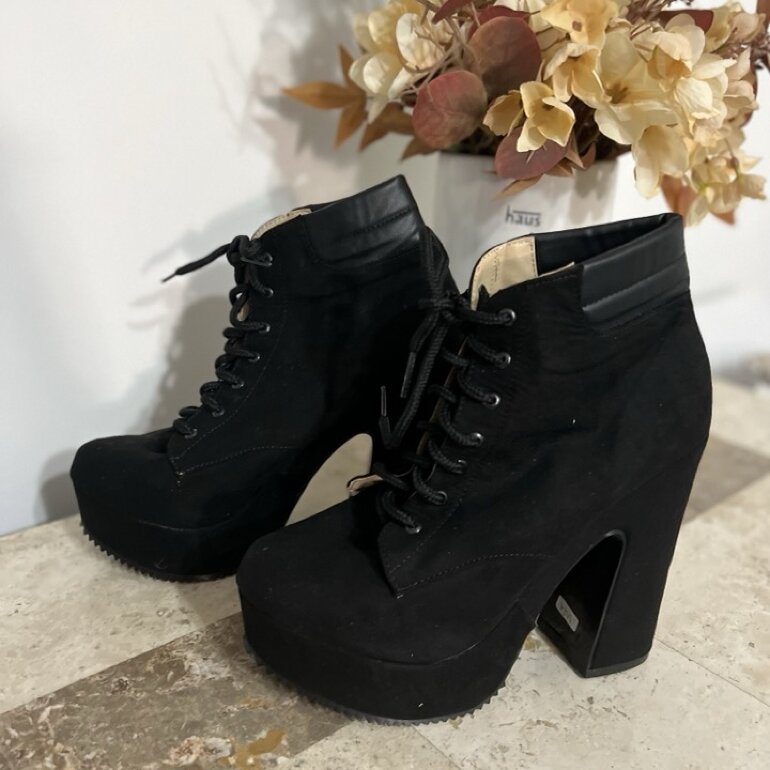 Botas negras agujeta tacón de Otras marcas de segunda mano - GoTrendier