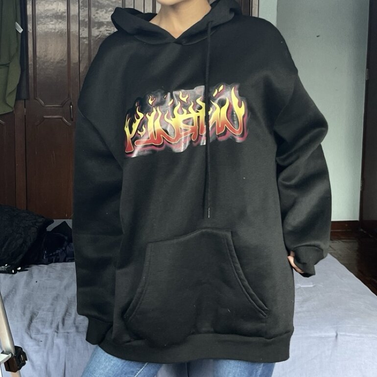 Sudadera negra con letras rojo y naranja de Shein de segunda mano -  GoTrendier