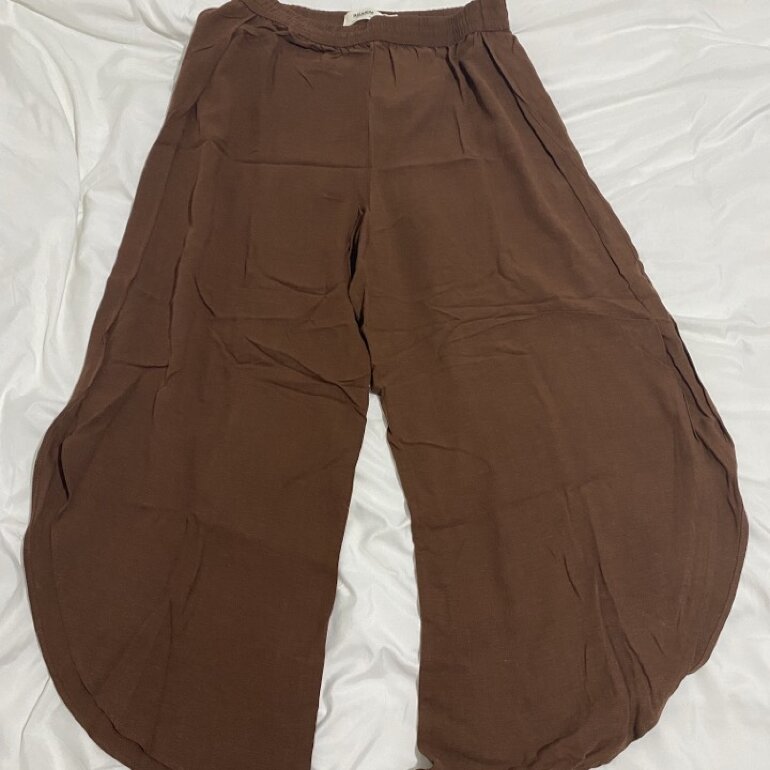 Pantalón café con resorte de Pull \u0026amp; Bear de segunda mano - GoTrendier