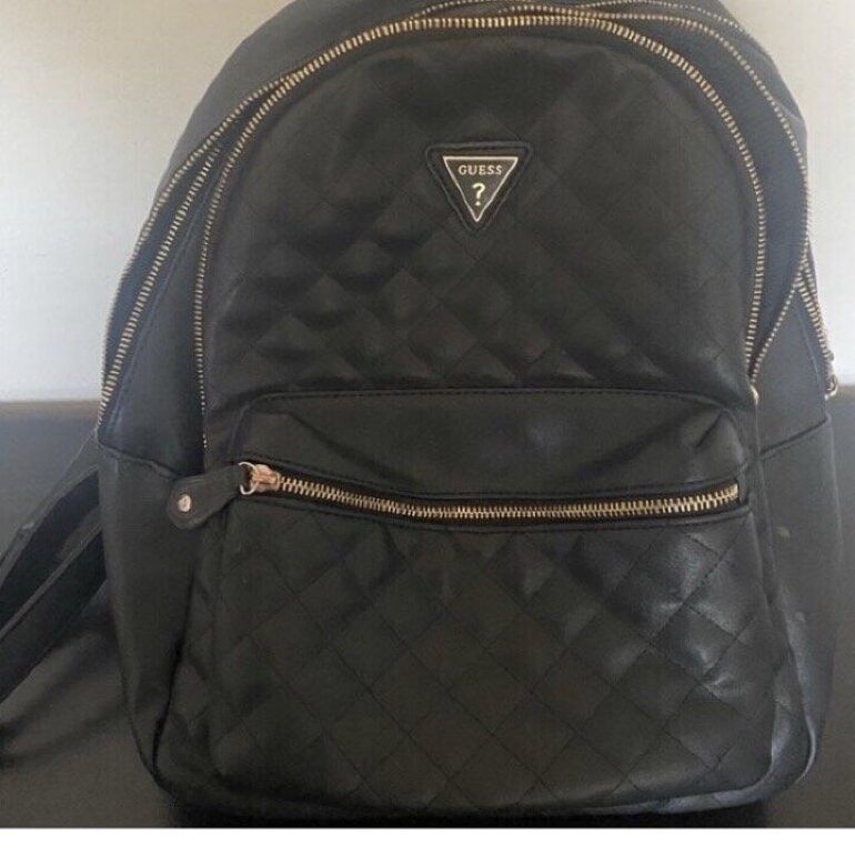 Mochila guess negra de segunda mano - GoTrendier