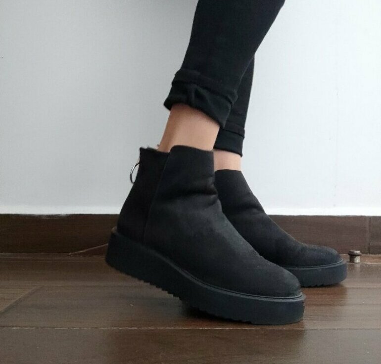 Botas negras de antecierre dorado de H\u0026amp;M de segunda mano - GoTrendier