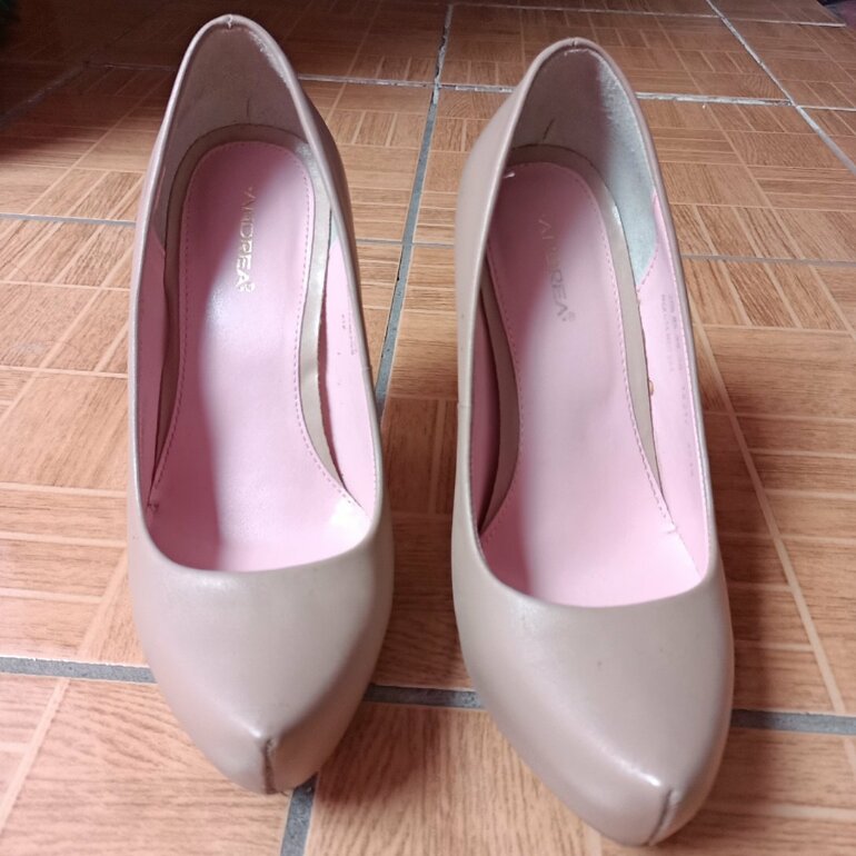 Zapatillas color beige de Andrea de segunda mano - GoTrendier