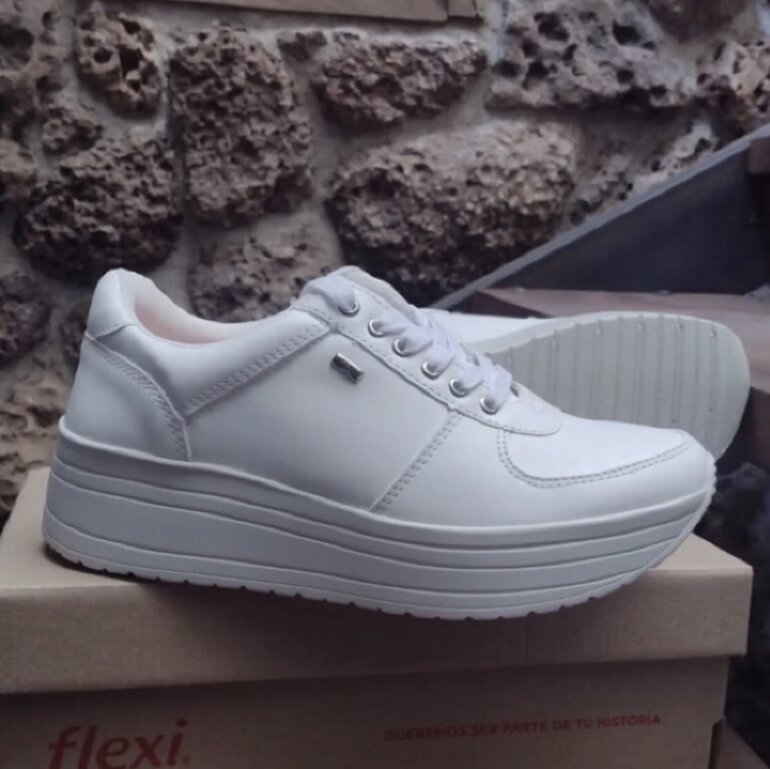 Tenis blanco plataforma Flexi🌸 de segunda mano - GoTrendier