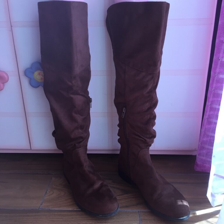 Botas altas de gamuza de Forever 21 de segunda mano - GoTrendier