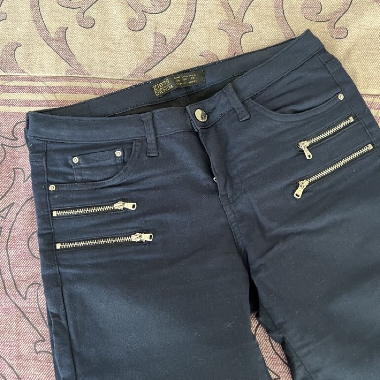 Pantalón entubado azul marino de Zara de segunda mano - GoTrendier
