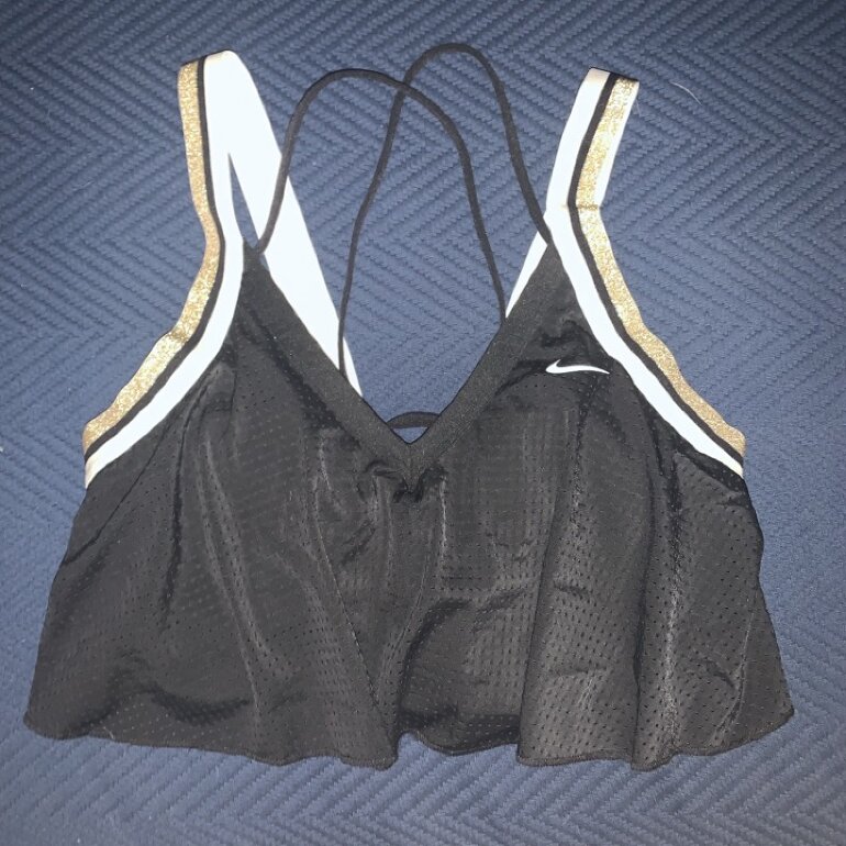 Top Nike negro con blanco y dorado de segunda mano - GoTrendier