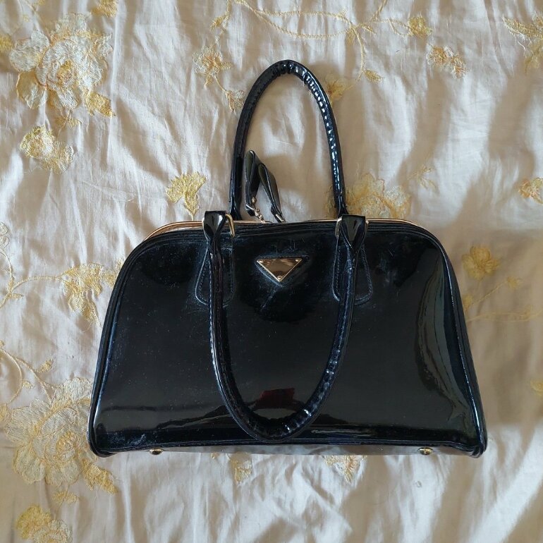 Bolsa charol negra. de Otras marcas de segunda mano - GoTrendier