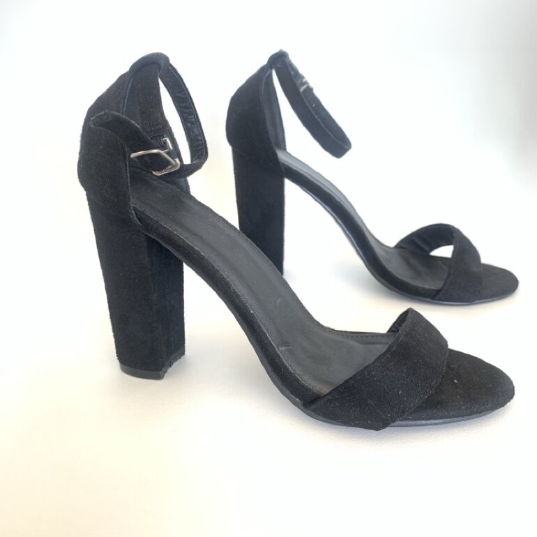 Tacones abiertos de gamuza negros de sin marca de segunda mano - GoTrendier