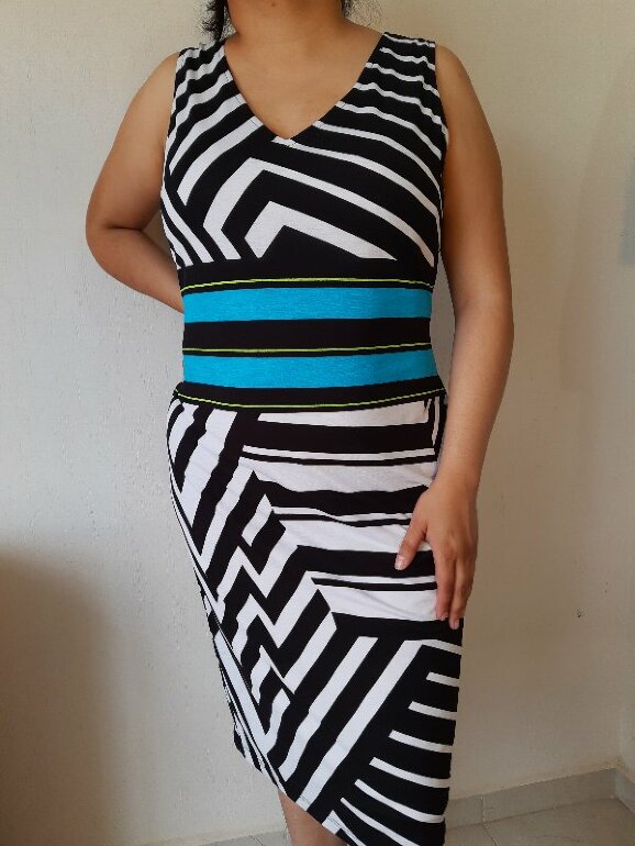 Vestido recto, ligero con cinturilla de Joseph Ribkoff de segunda