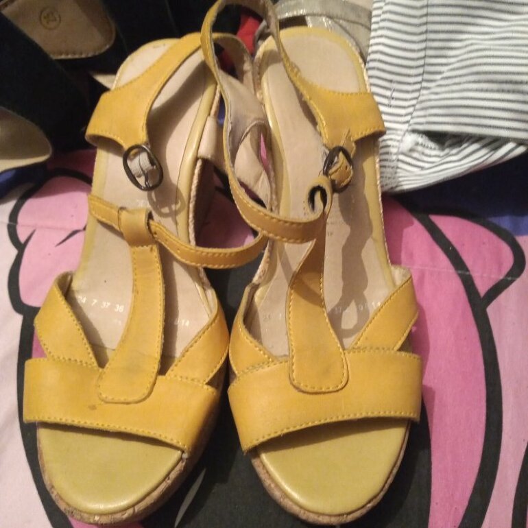 Mostaza Zapatillas de corcho de Andrea de segunda mano - GoTrendier