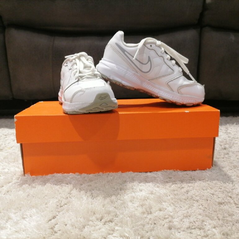 Tenis blancos escolar de Nike de segunda mano - GoTrendier