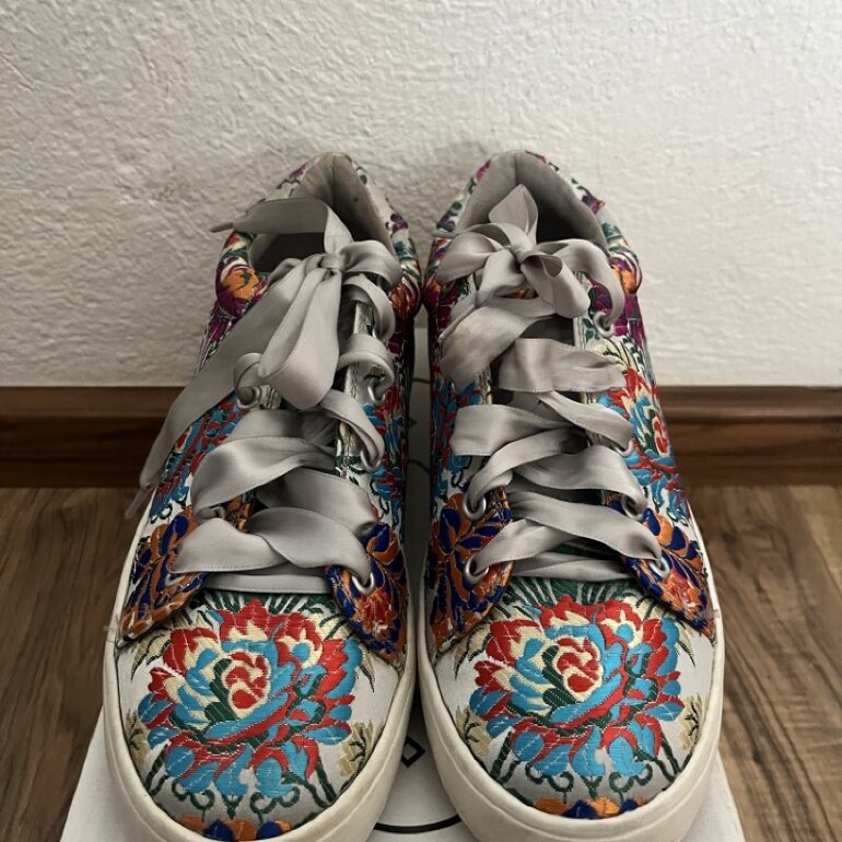 Tenis floreados STEVE MADDEN de segunda mano - GoTrendier