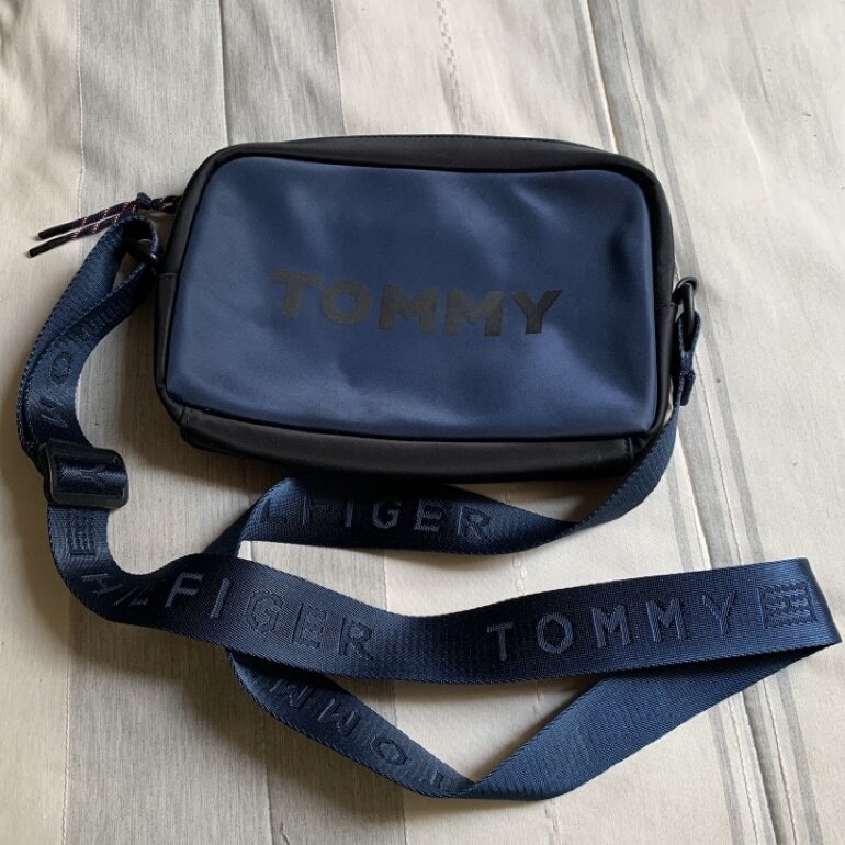 Bolsa Mariconera Tommy hilfiger de segunda mano - GoTrendier