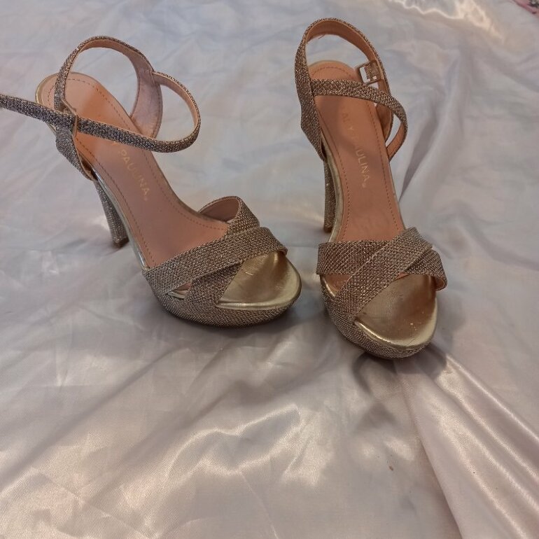 Zapatillas de fiesta doradas de Lady Paulina de segunda mano - GoTrendier