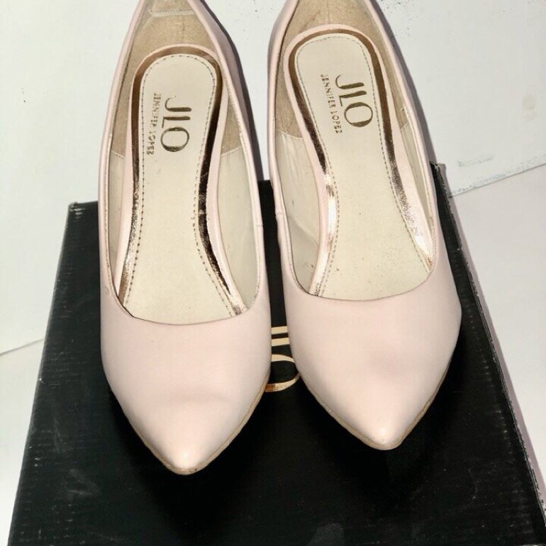 Zapatilla rosa claro tacón rosa oro de Jennifer Lopez de segunda mano -  GoTrendier