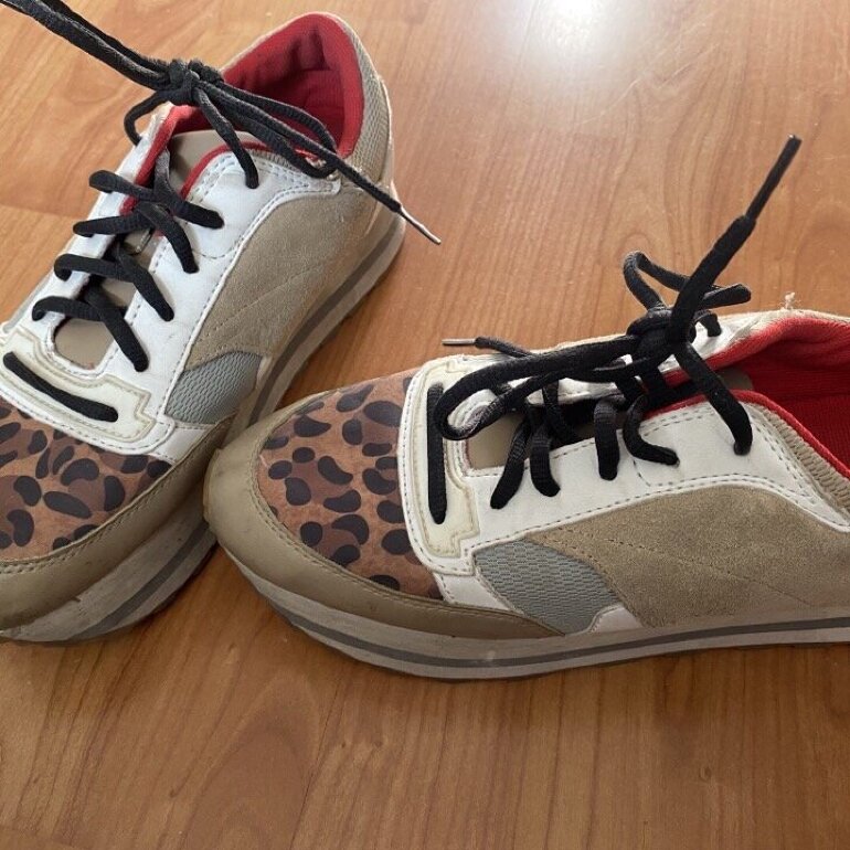 Tenis plataforma animal print de Zara de segunda mano - GoTrendier