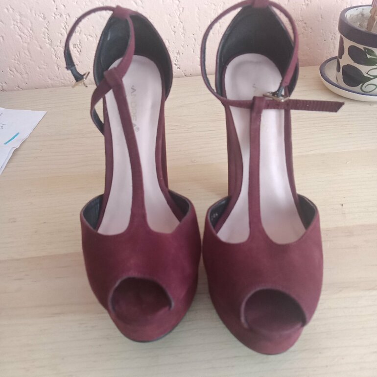 Zapatillas andrea color vino de segunda mano - GoTrendier