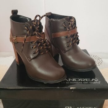 Botines con agujetas Andrea café de mujer - GoTrendier