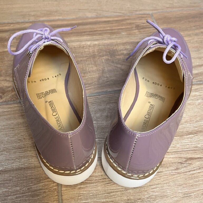 Zapato charol lavanda de Andre Chenier de segunda mano - GoTrendier