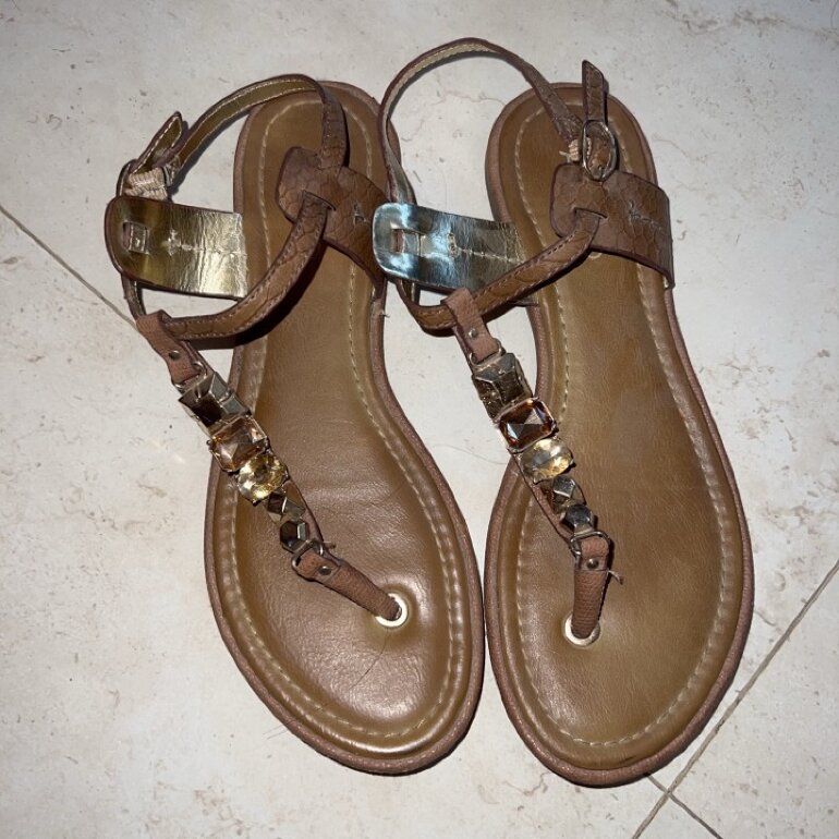 Chanclas Pata de Gallo con piedras de Aldo de segunda mano - GoTrendier