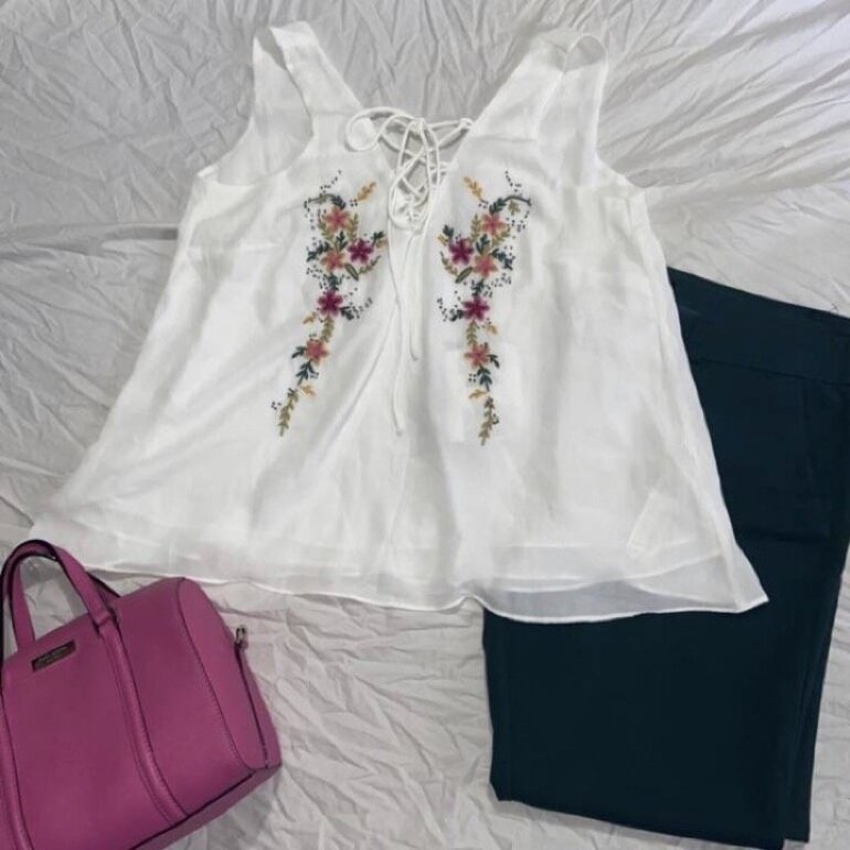 Blusa STRADIVARIUS con flores bordadas 💐 de segunda mano - GoTrendier