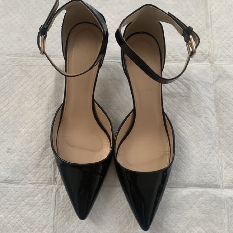 J. Crew tacón bajo zapatilla negra de J Crew de segunda mano - GoTrendier