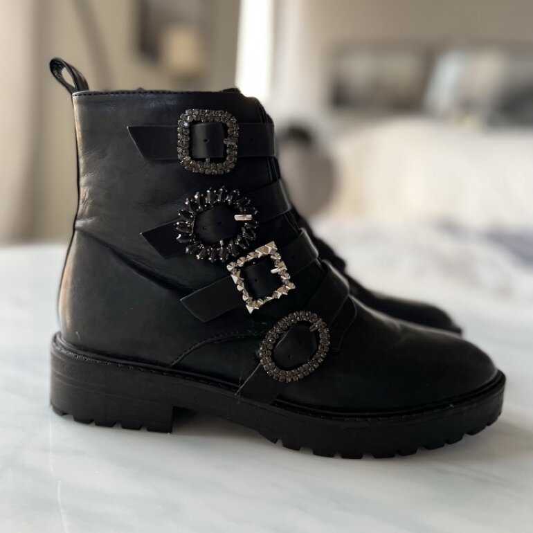 Botas NUEVAS Stradivarius Negras de segunda mano - GoTrendier