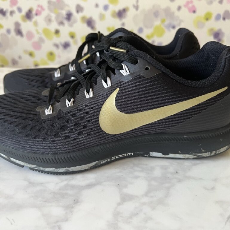 Tenis Nike zoom negros con dorado de segunda mano - GoTrendier