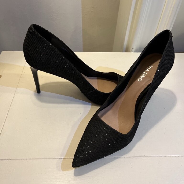 Tacones de fiesta negros de Via Uno de segunda mano - GoTrendier