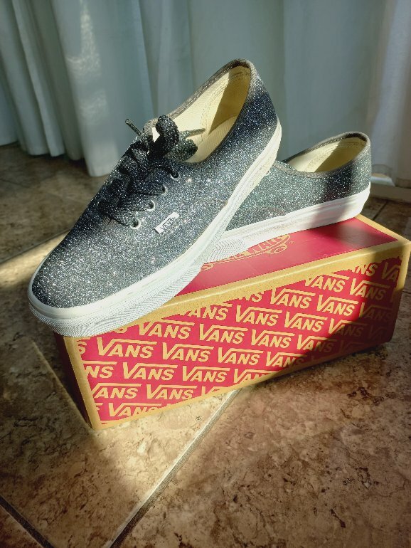 Tenis Vans brillosos de segunda mano GoTrendier