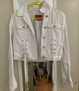 Chamarras de mezclilla GUESS blancas de mujer - GoTrendier